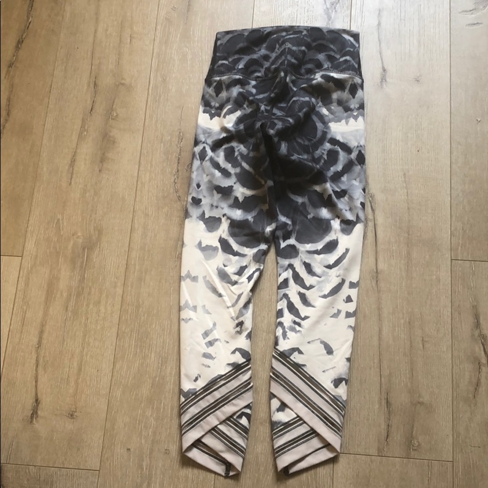 Lululemon size 4, s, xs feather print 7/8 leggings